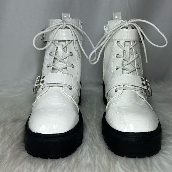 Forever 21 White Faux Croc Buckle Lug Sole Booties Sz 9 - Picture 3 of 7